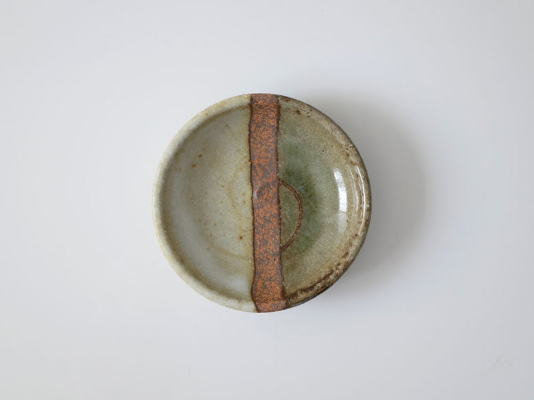 茶色の陶器製楕円形豆皿