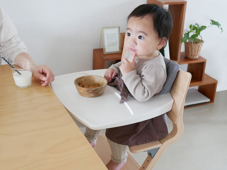 Leanderの子供用セーフティーバーが装着された椅子