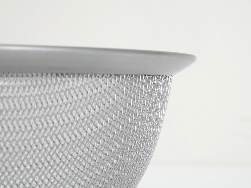 la baseの18-8ステンレス製銀色の楕円形ボウル、ざる、プレートのセット。メッシュが特徴的なナチュラル素材のキッチン用品