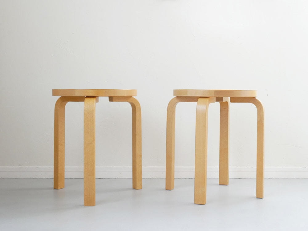 アルテック設計のバーチ材スツール60、ハニーステイン仕上げのスタイリッシュな木製デザイン
