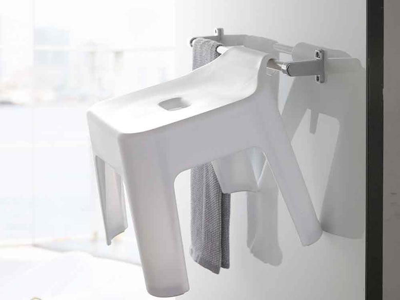 浴室に掛けられた銀色の引っ掛け風呂イス