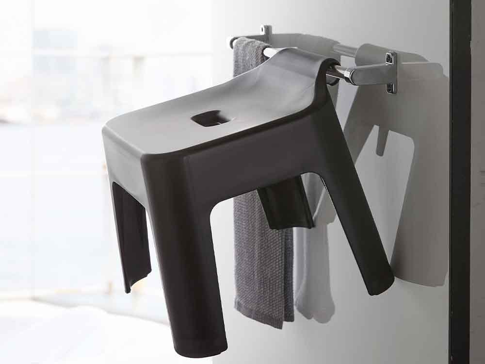 木製床に置かれた灰色の引っ掛け風呂イス