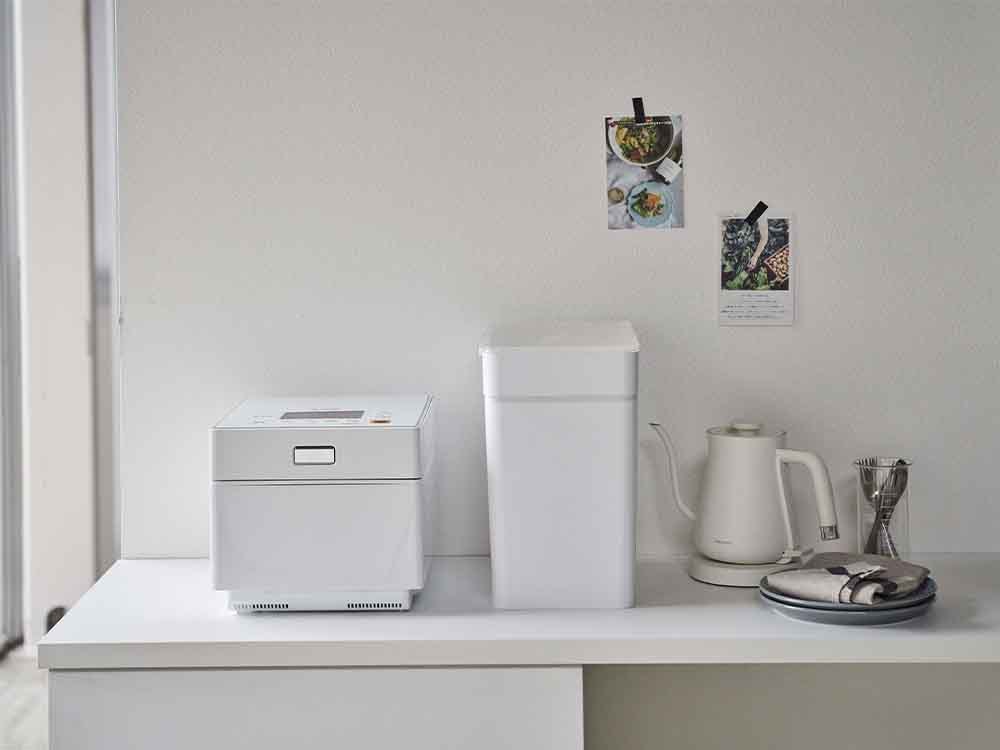 タワーの密閉米びつと計量カップ