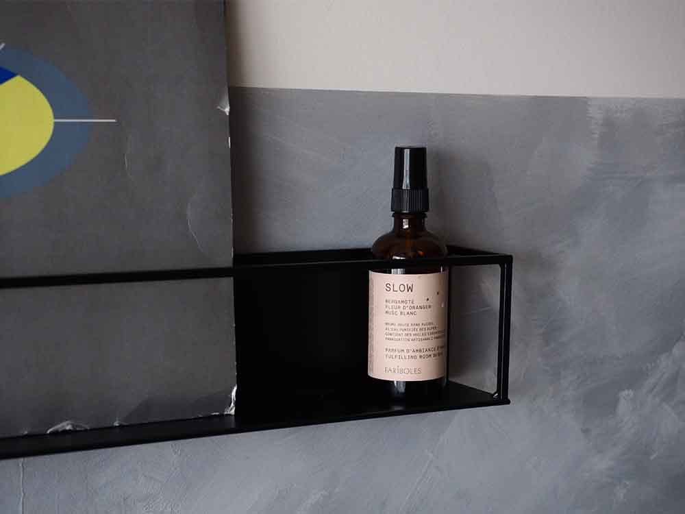 シルバーの棚に置かれたFARIBOLESバランシングルームミスト100ml