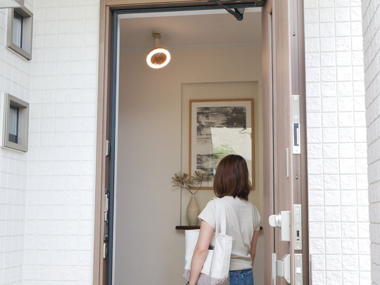 壁に設置された人感センサー付きLED照明と観葉植物