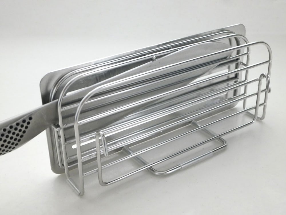 UtaUの包丁＆まな板スタンドが食器ラックに掛かっている