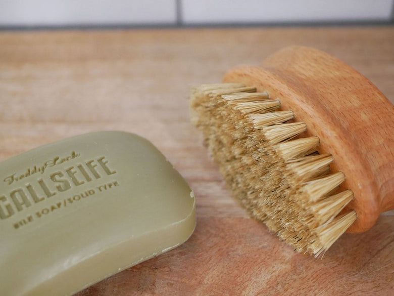 FREDDY LECKのガルザイフェ石鹸とブラシ