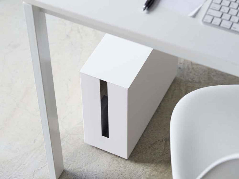 銀色のキャスター付きケーブル収納ラック