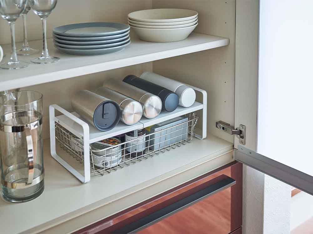 キッチンに置かれたYAMAZAKIタワー2段伸縮収納ラック