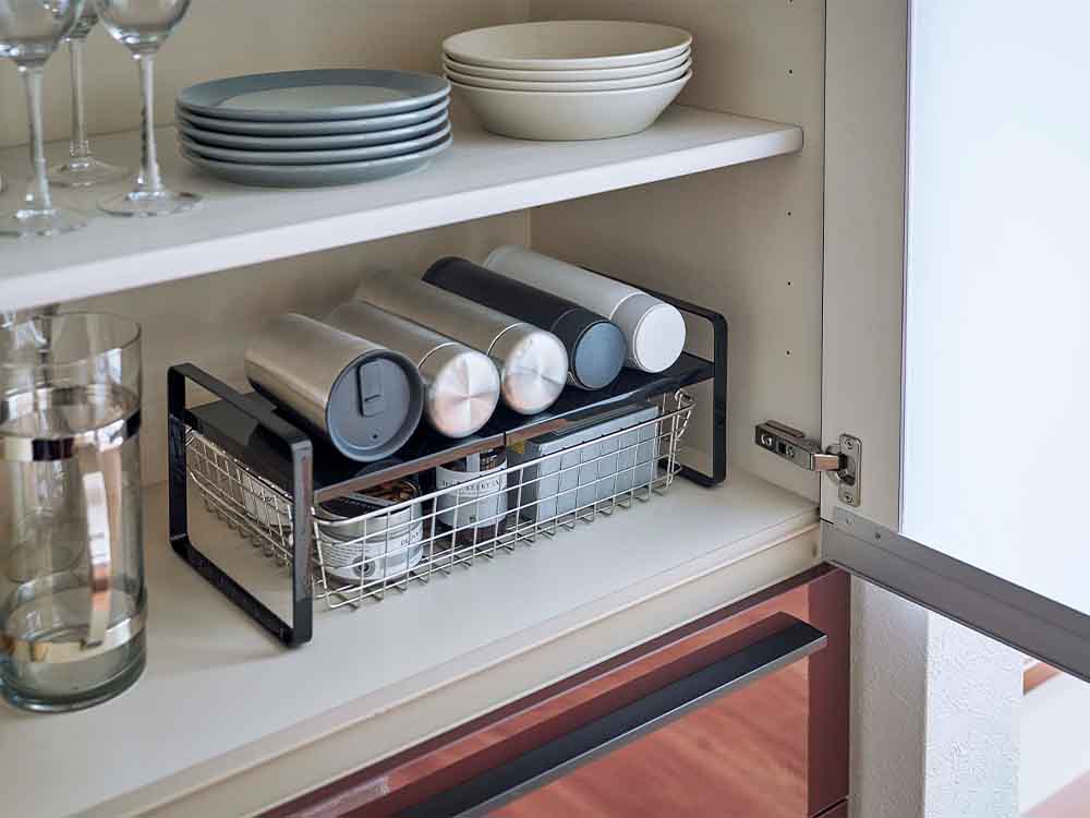 YAMAZAKI/towerの2段伸縮収納ラックがキッチンに設置されている