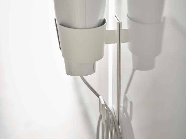 銀色のYAMAZAKIタワーマグネットドライヤーホルダー