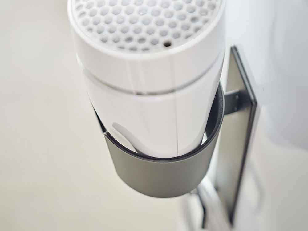 マグネット式ドライヤーホルダーが壁に取り付けられている様子