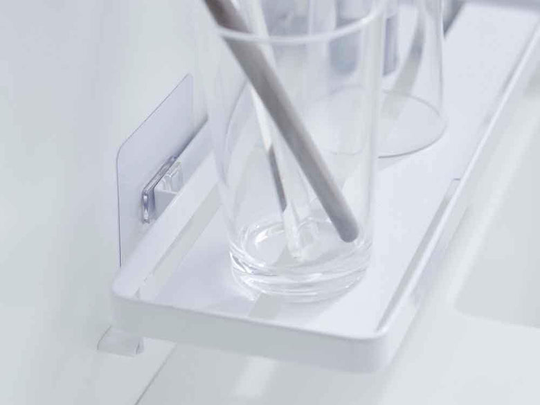 冷蔵庫に取り付けられたフィルムフックサニタリーラック