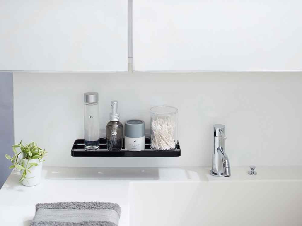 YAMAZAKIタワーのフィルムフックサニタリーラックがキッチンカウンターに設置されている