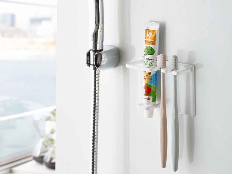 バスルームに設置されたマグネット式トゥースブラシホルダー