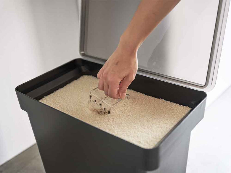 密閉プラスチック米びつと計量カップ