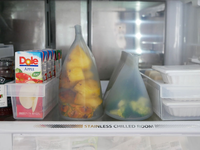 Zip Topのプラチナシリコーン製食料保存容器（S、M、Lサイズ）がキッチンの棚に整然と並んでいる様子