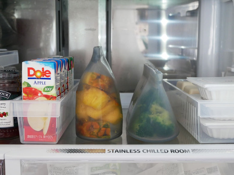 Zip Topブランドのプラチナシリコーン製ディッシュが冷蔵庫内で食材を整理している様子