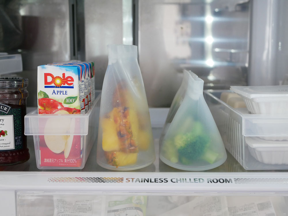 Zip Topジップトップのプラチナシリコーン製食品保存容器がキッチンの棚に整然と並べられている様子