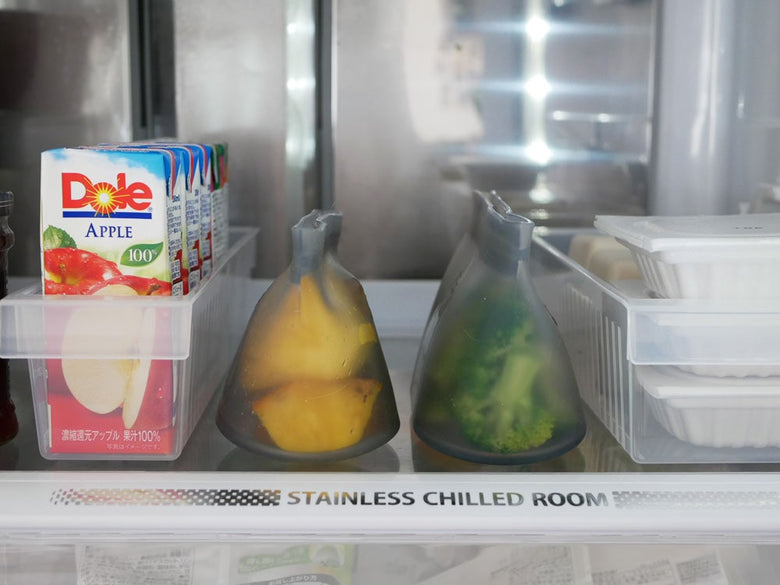 Zip Topジップトップディッシュのプラチナシリコーン製食品保存容器が冷蔵庫の棚に整然と並べられている様子