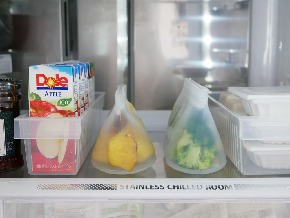 Zip Top（ジップトップ）ディッシュ、プラチナシリコーン製の食品保存用コンテナがキッチン棚に並んでいる