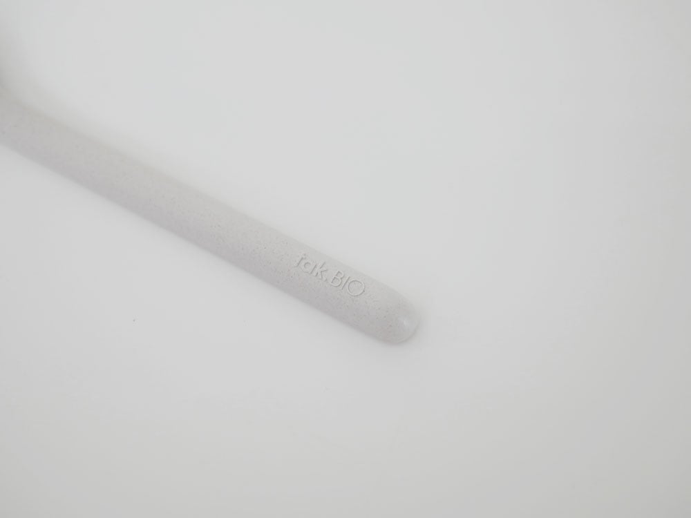 白いプラスチック製の子供用カトラリーセット