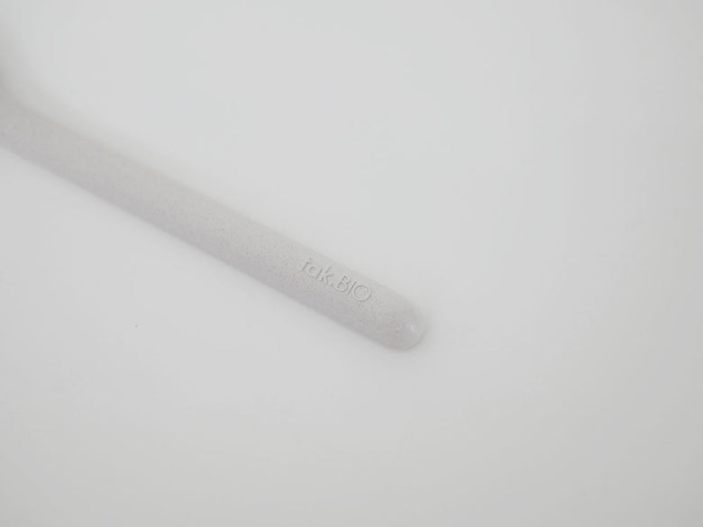 白いプラスチック製の子供用カトラリーセット