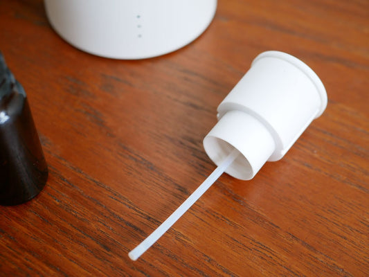 アットアロマの噴霧ノズルとプラスチックカップ