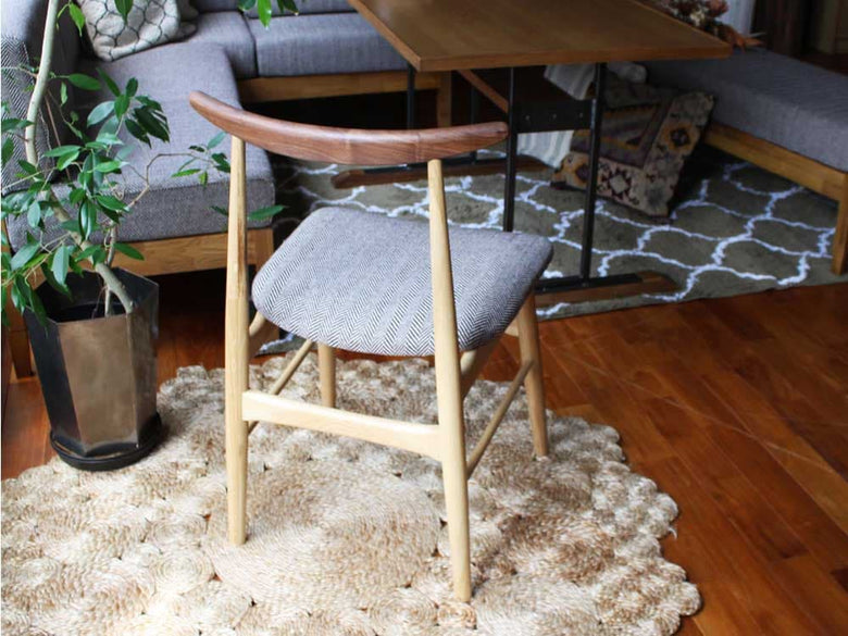 ヘリンボーンチャコールブラウンの木製ダイニングチェア