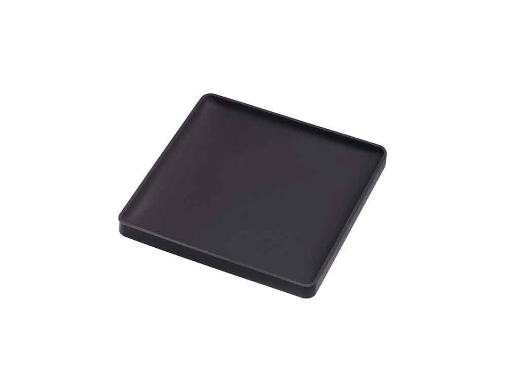 シリコーン製のタワー型立体コースター。角型と丸型があり、耐熱220℃・耐冷-40℃対応のプラスチック製トレイとして食器を置くために使用されます。