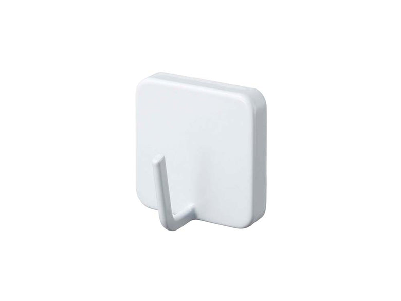 YAMAZAKI/tower製の黒色マグネットフック。スチール素材で約4.8cm四方、冷蔵庫などの金属面に最大500gまで吊り下げ可能。