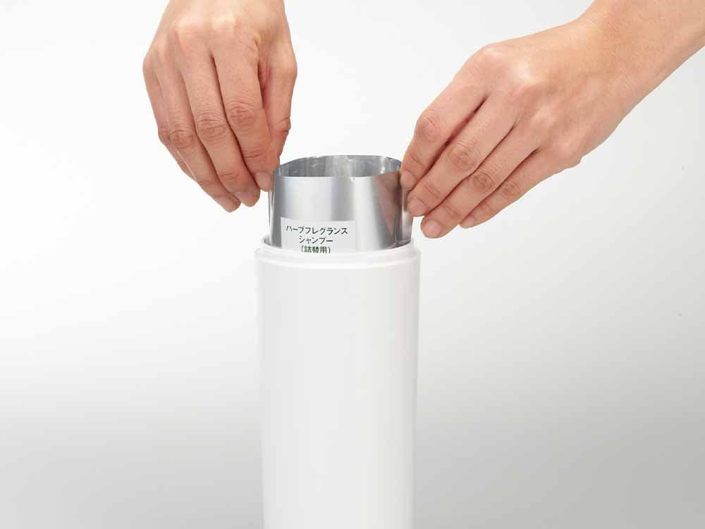 YAMAZAKI/toscaブランドのタワーデザインツーウェイディスペンサー ラウンド形状500mlボトル、ABS樹脂製容器とステンレス製ポンプ付き