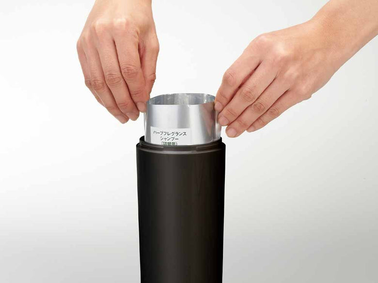 YAMAZAKI/toscaの『tower』ツーウェイディスペンサー ラウンドタイプ、500ml容量のステンレス製水ボトルとABS樹脂製蓋