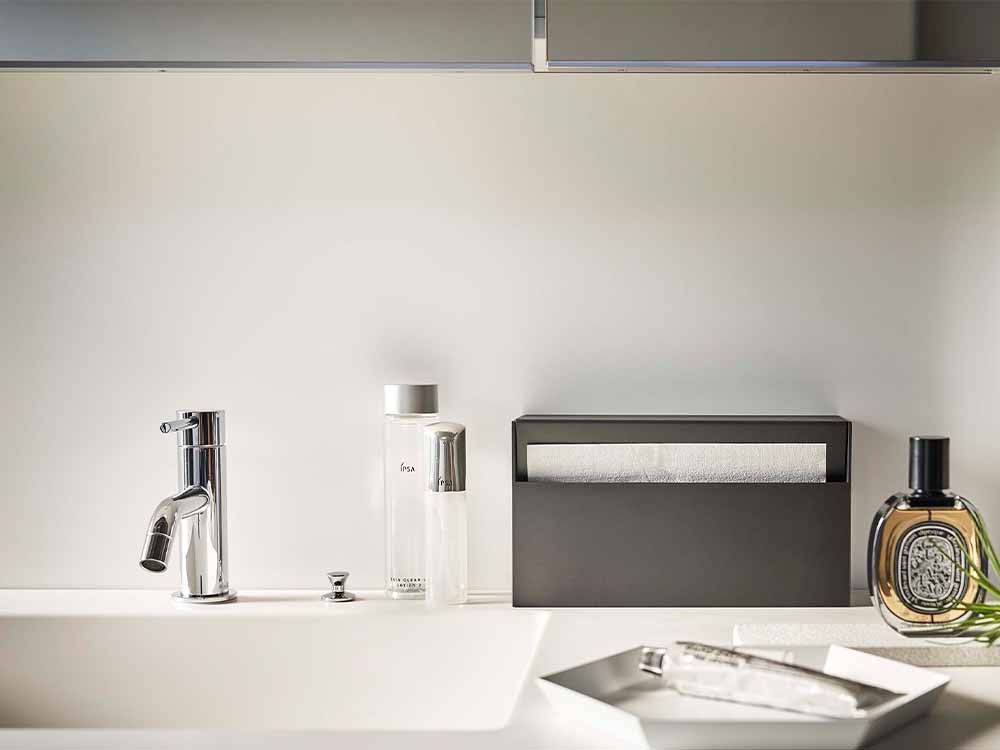 タワー製ウォールペーパーホルダーが壁に取り付けられた様子