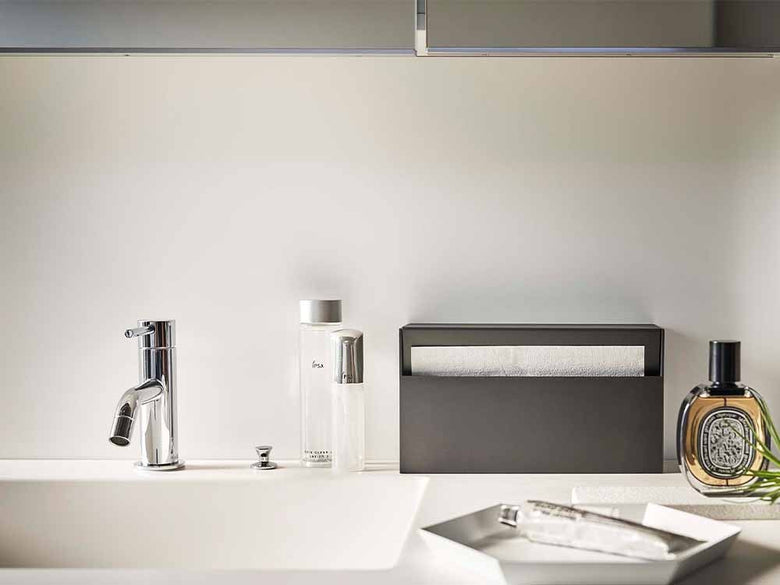 タワー製ウォールペーパーホルダーが壁に取り付けられた様子