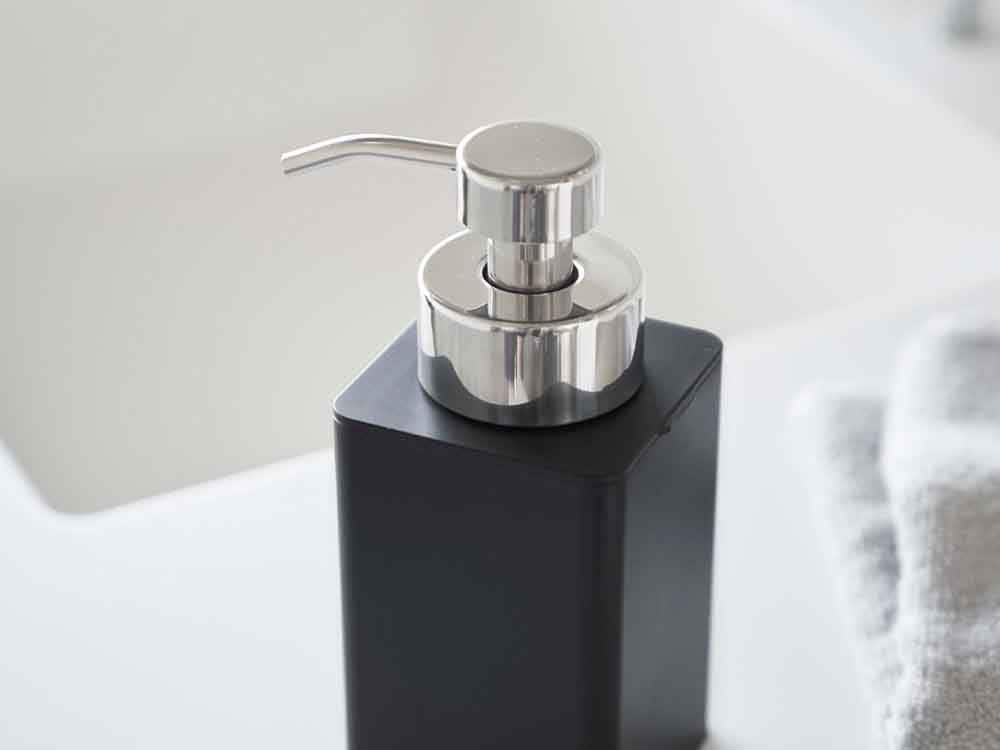 洗面台に置かれたYAMAZAKIタワー詰め替え用ディスペンサーとボトル