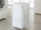 YAMAZAKI/tower製ランドリーバスケット。スチールフレームとポリエステルバスケットを組み合わせた30×36×64cmの家庭用洗濯用品。