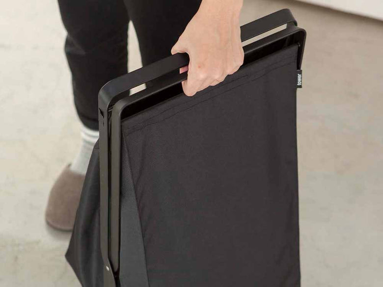 YAMAZAKI/towerのランドリーバスケット。スチール製フレームとポリエステルバスケットを備えた約45リットルの収納力を持つ折りたたみ可能なバスケット