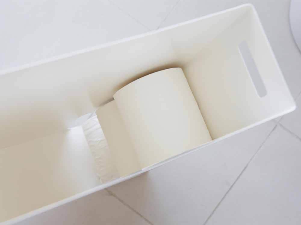 YAMAZAKI/tower製スチール製トイレットペーパーストッカー。幅23cm、高さ48cmで最大8ロール収納可能な家庭用収納用品。