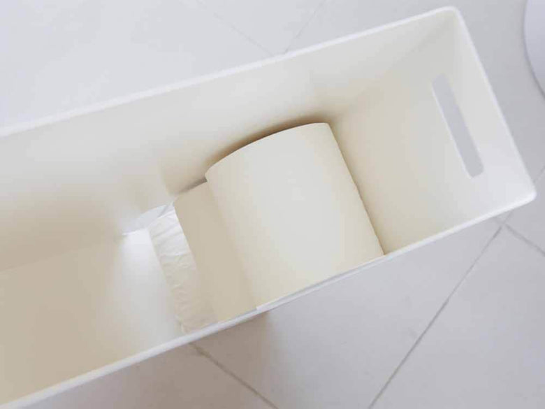 YAMAZAKI/tower製スチール製トイレットペーパーストッカー。幅23cm、高さ48cmで最大8ロール収納可能な家庭用収納用品。