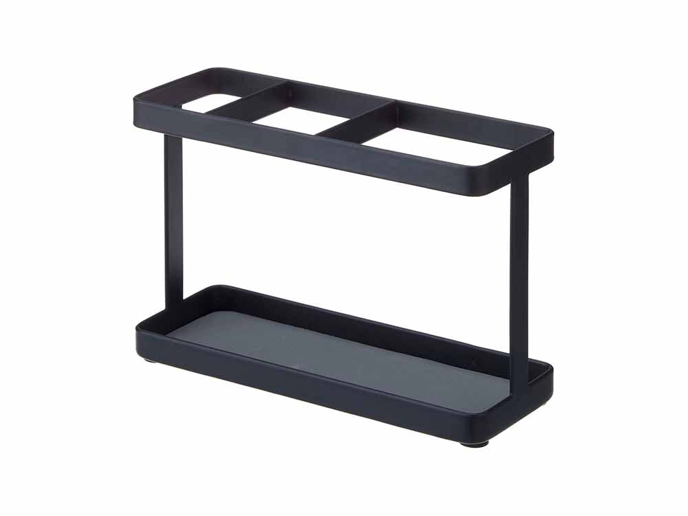 YAMAZAKI/tower製スチールタワー型ドライヤー＆ヘアアイロンスタンド。プラスチックの棚、蓋、トレイが付属し、最大3kgの耐荷重を持つコンパクトなデザイン。