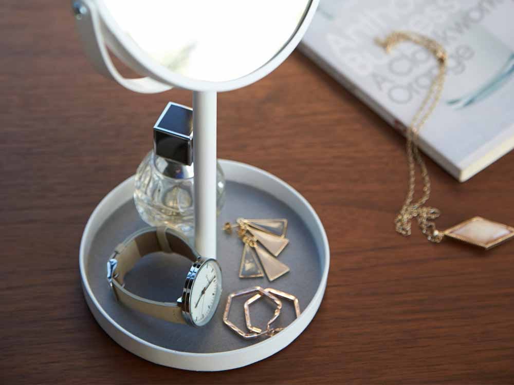 ヤマザキタワーの銀色スチール製スタンドミラー＆トレイ、拡大鏡付きのアナログガジェットがデスク上に配置された静物写真