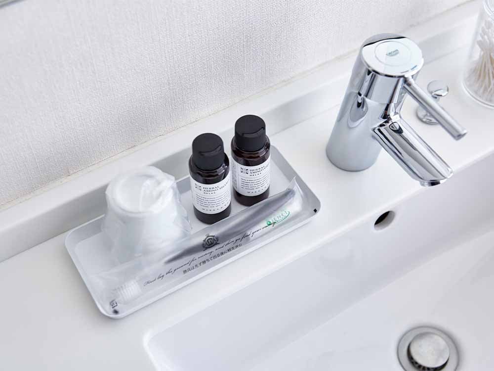 浴室のシンクと蛇口、キャビネット