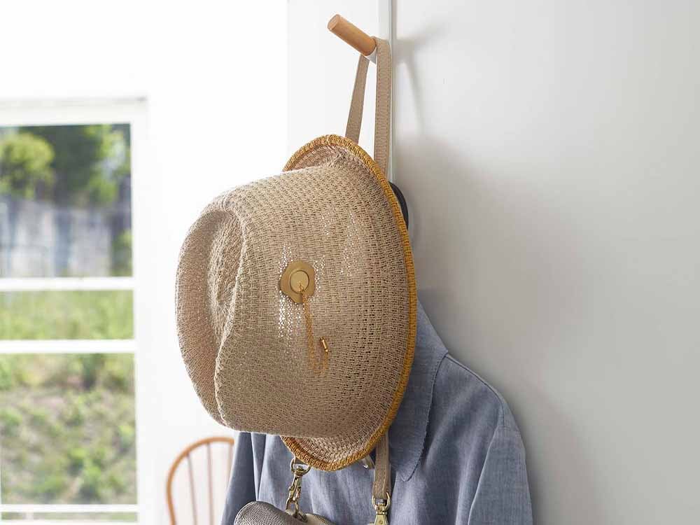 タワードアハンガーにハットとバッグが掛けられている