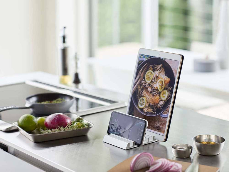 YAMAZAKIタワータブレットスタンドがキッチンに設置されている様子