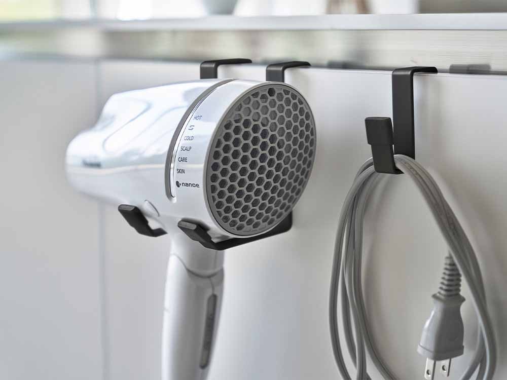 YAMAZAKI/towerの銀色ドライヤーハンガー