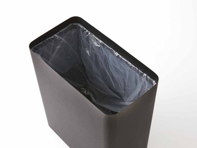 YAMAZAKI/towerブランドのシルバー色スチール製縦型トラッシュカン、容量約10リットル