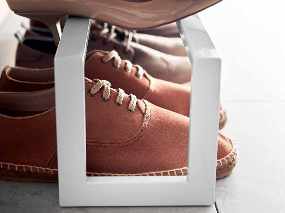 YAMAZAKI/LINEの伸縮シューズラックにブラウンレザーのウォーキングシューズとドレスシューズが整然と収納されている静物写真