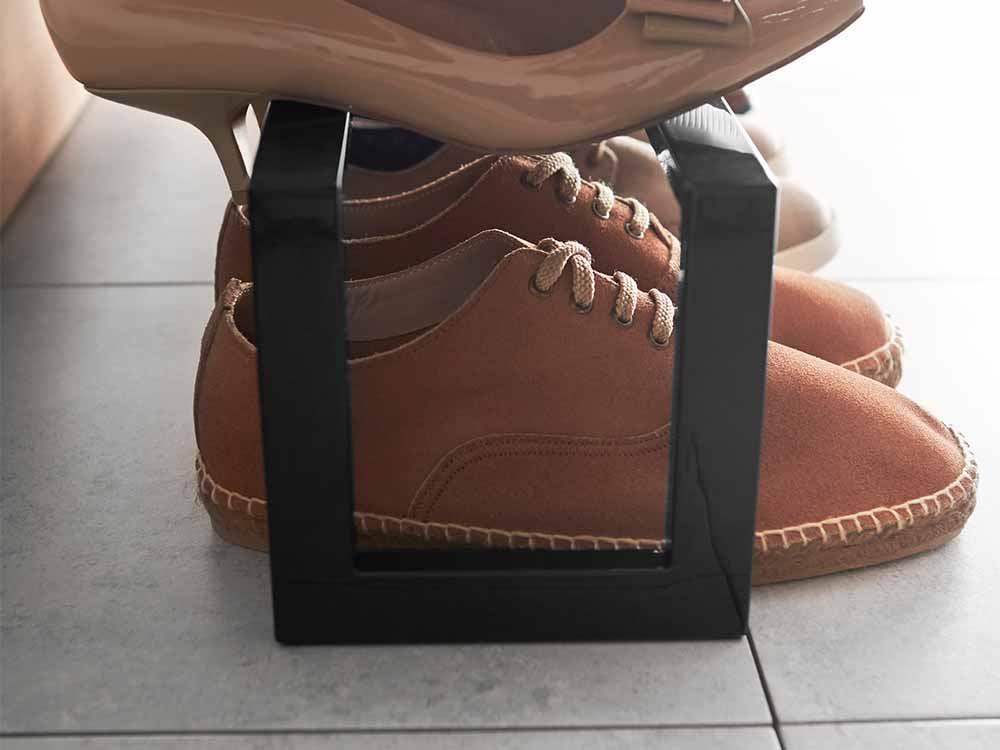 ブラウン色のスチール製伸縮シューズラック1段で、レザーストラップ付き約4～6足の靴を収納可能