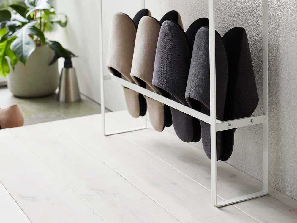 天板付きスリッパラックにスリッパが収納された様子